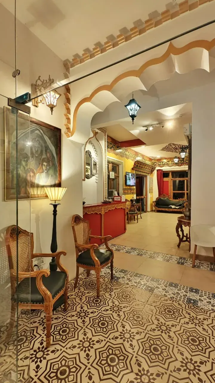 Hotel Grand Himalaya — Carved corridor