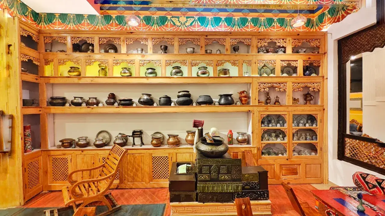 Hotel Grand Himalaya — Antique corner