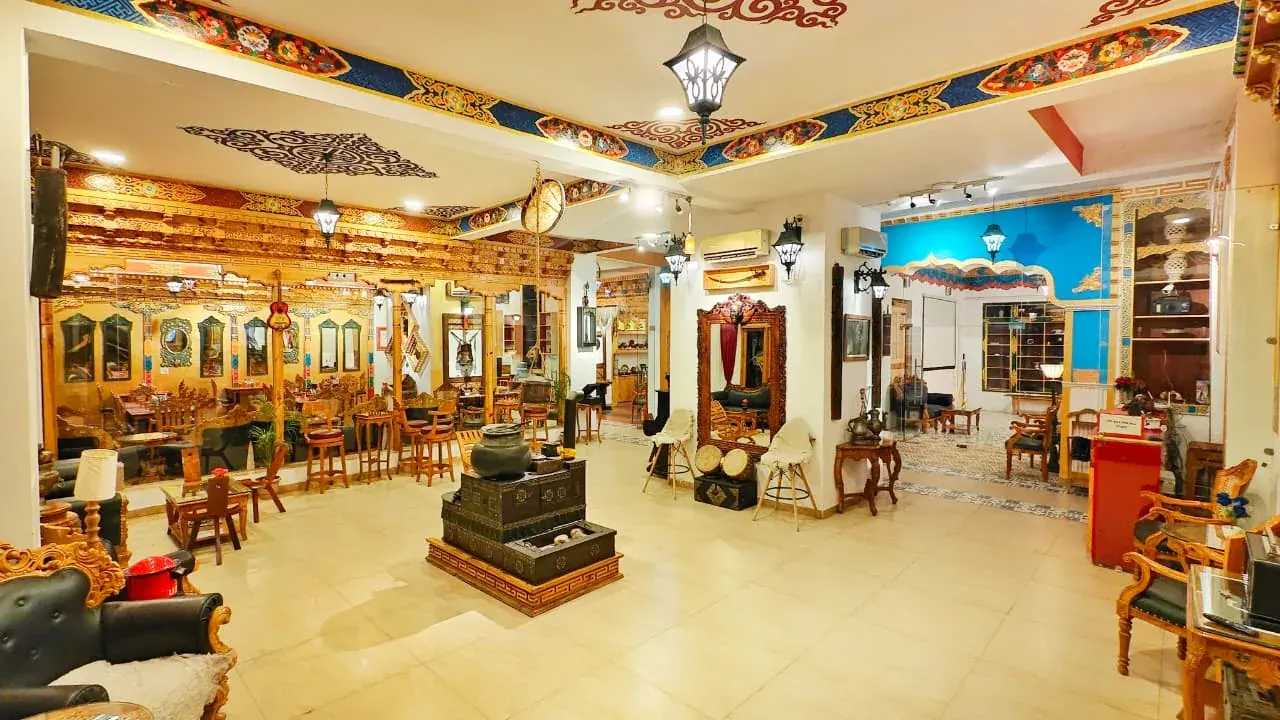 Hotel Grand Himalaya — The grand lounge