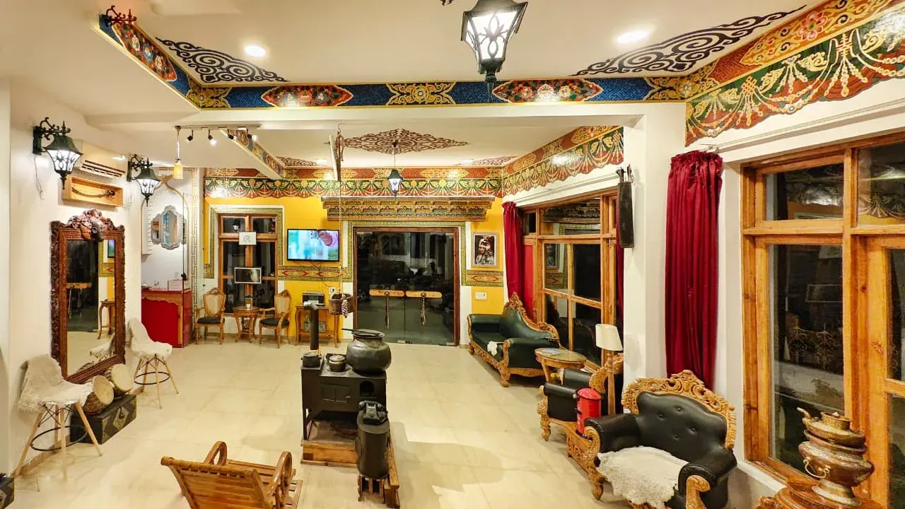 Hotel Grand Himalaya — Reception and display