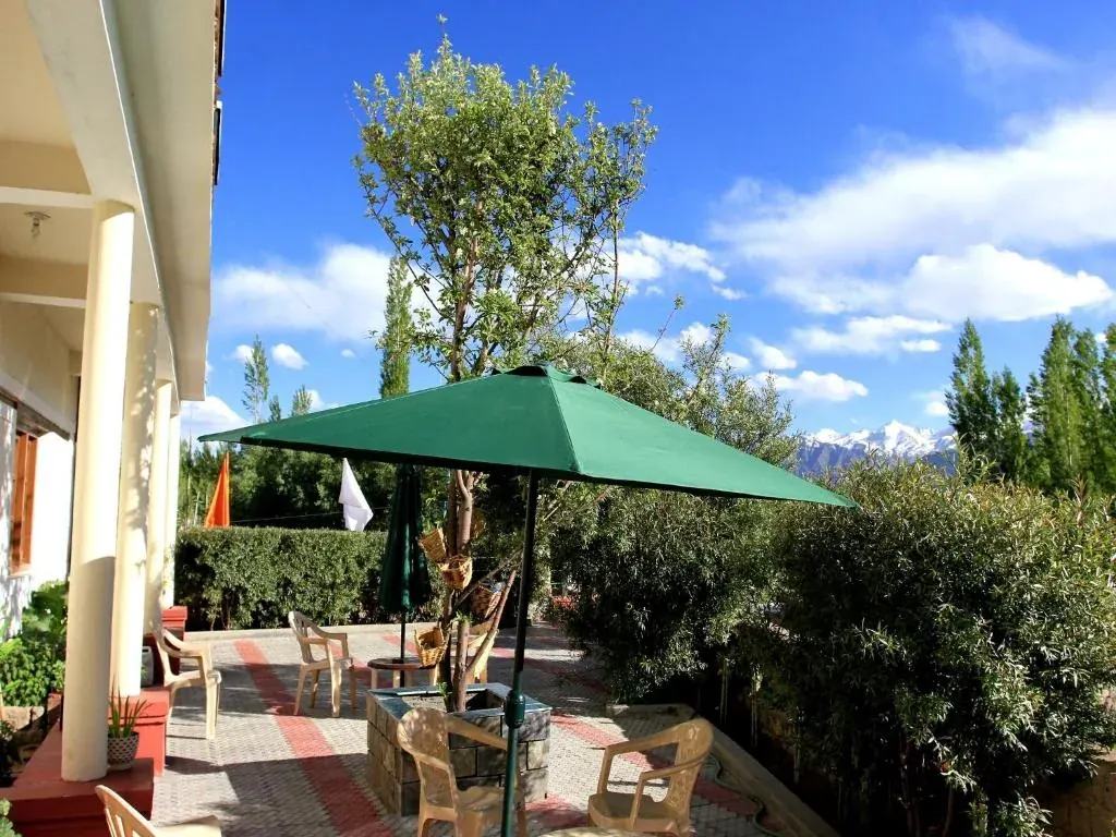 Mahay Palace — Garden umbrella corner