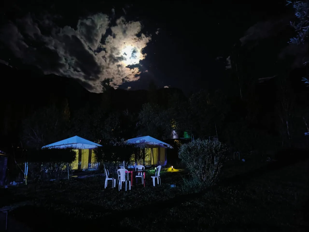 Mountain Camp Nubra — Moonrise over camp
