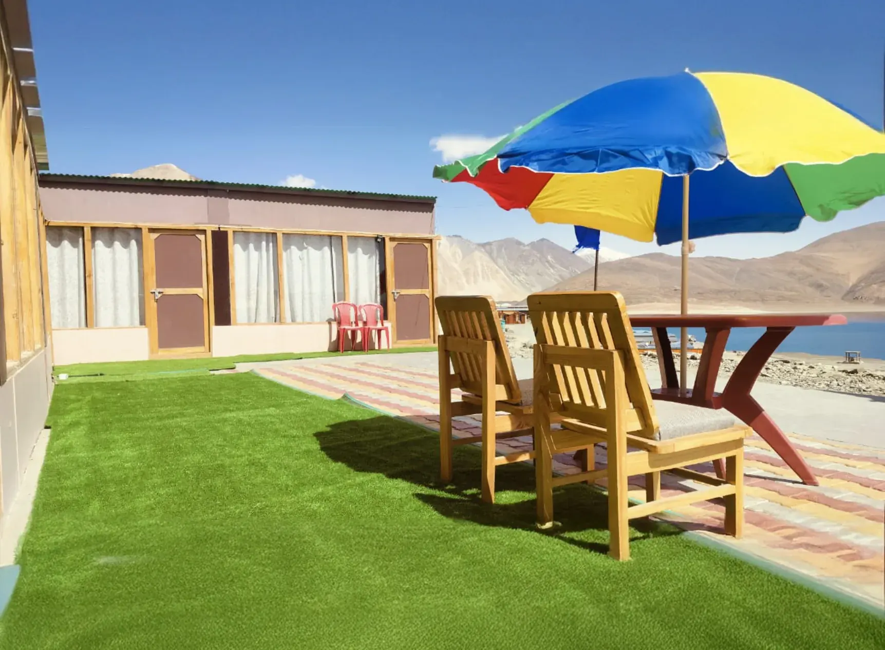 Norling Cozy Cottage — Umbrellas and blue water