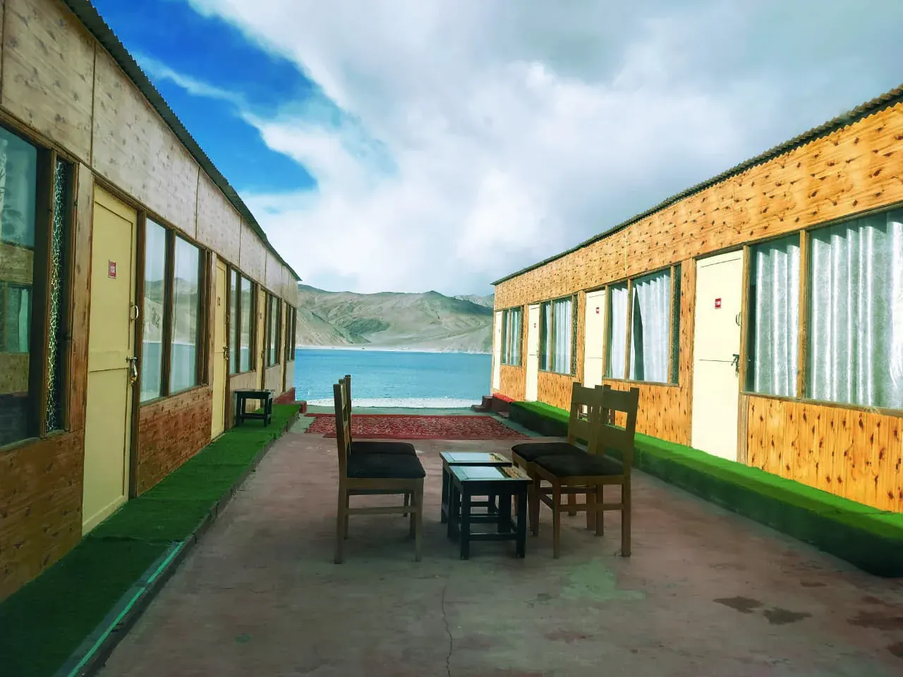Norling Cozy Cottage — The shoreline terrace
