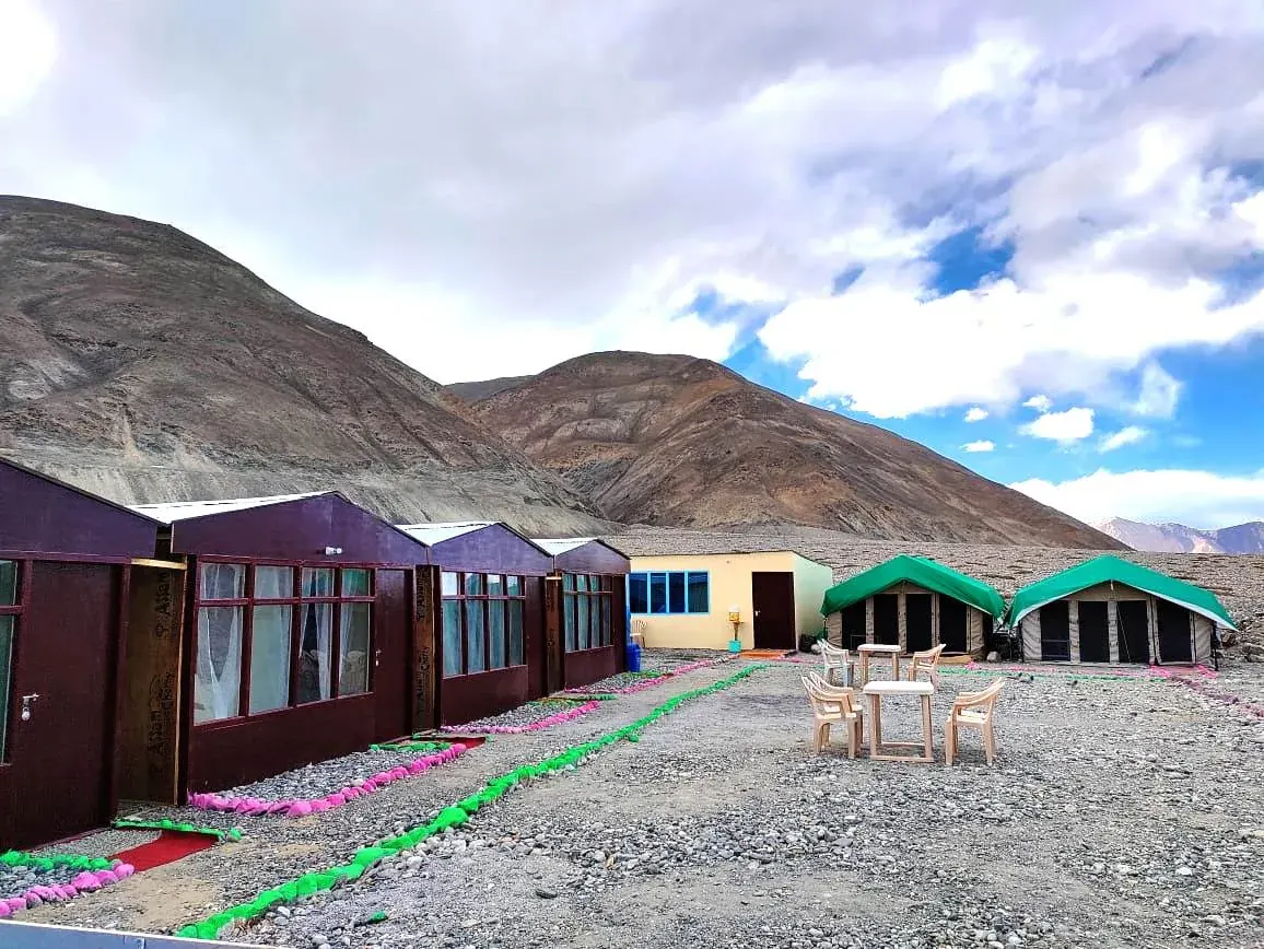 Pangong Delight Camps & Cottages — Tents beyond the cottages